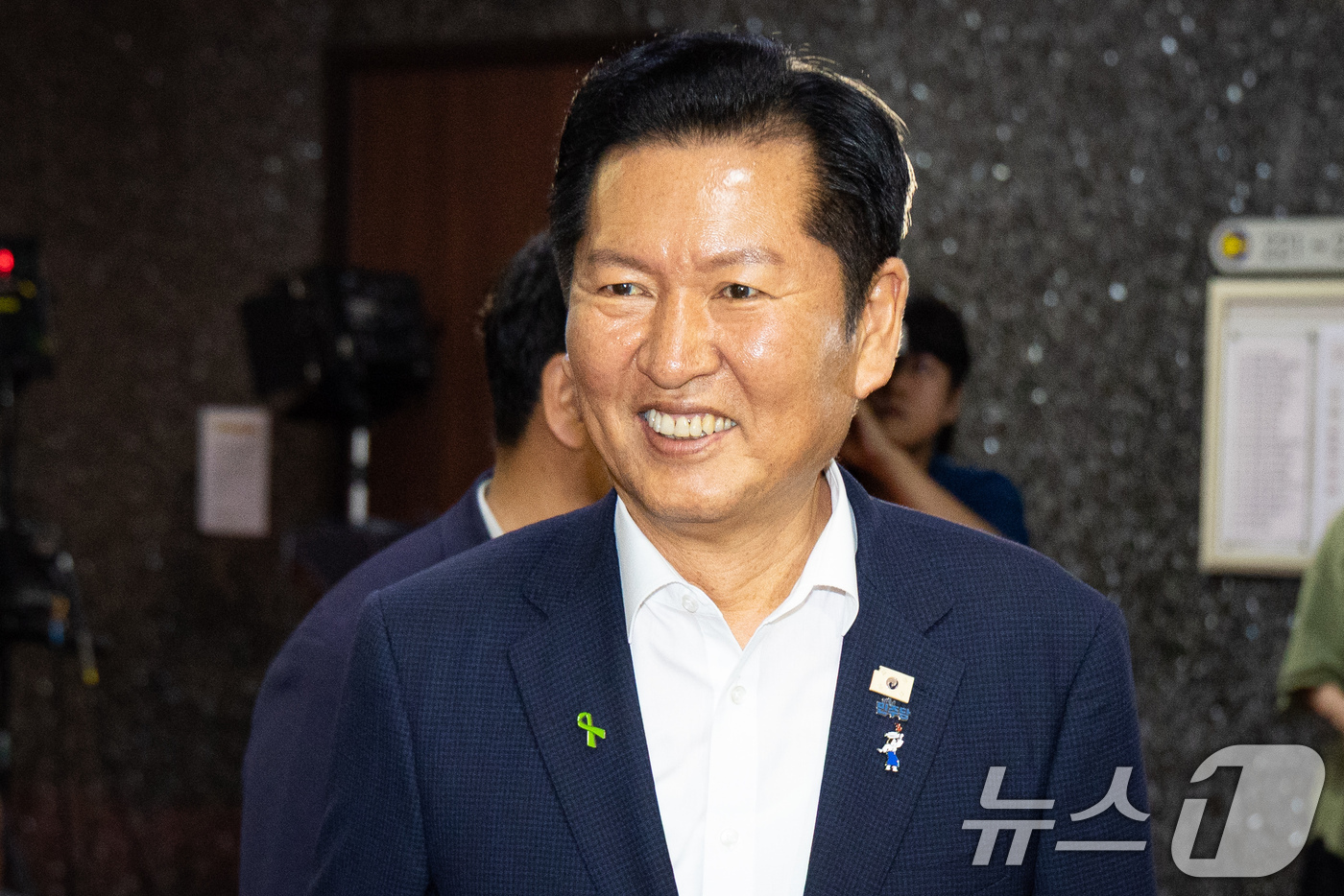 (서울=뉴스1) 유승관 기자 = 정청래 더불어민주당 당대표 후보가 31일 서울 여의도 국회에서 열린 비공개 의원총회에 참석하고 있다. 2026.7.31/뉴스1