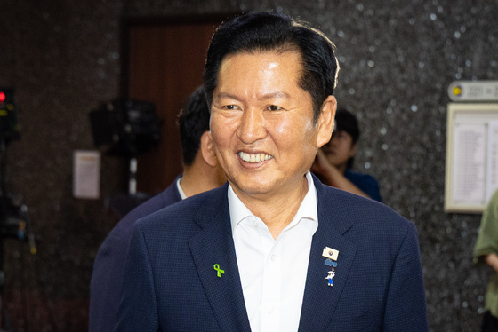 미소 지으며 의총장 향하는 정청래