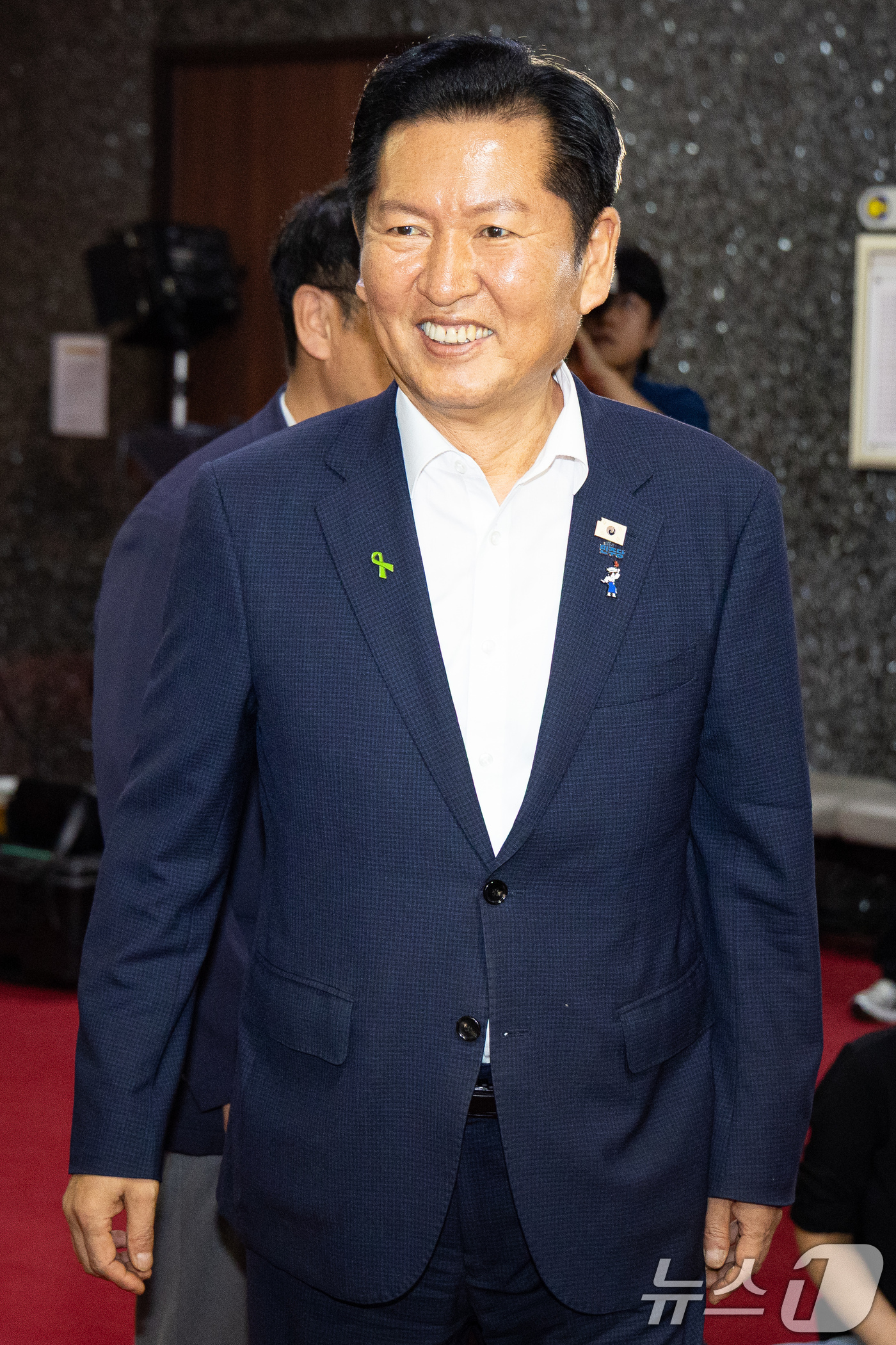 (서울=뉴스1) 유승관 기자 = 정청래 더불어민주당 당대표 후보가 31일 서울 여의도 국회에서 열린 비공개 의원총회에 참석하고 있다. 2026.7.31/뉴스1