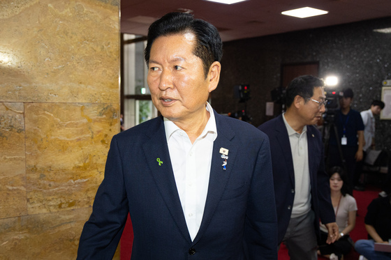 비공개 의총 참석하는 정청래 민주당 당대표 후보
