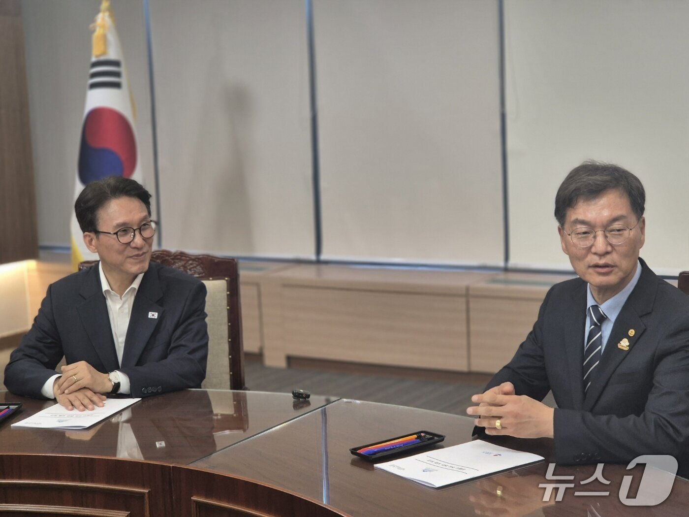 본문 이미지 - 김민석 더불어민주당 대표 후보가 31일 강원 강릉시청을 찾아 김중남 시장과 지역 현안을 논의하고 있다.2026.7.31/뉴스1 윤왕근 기자