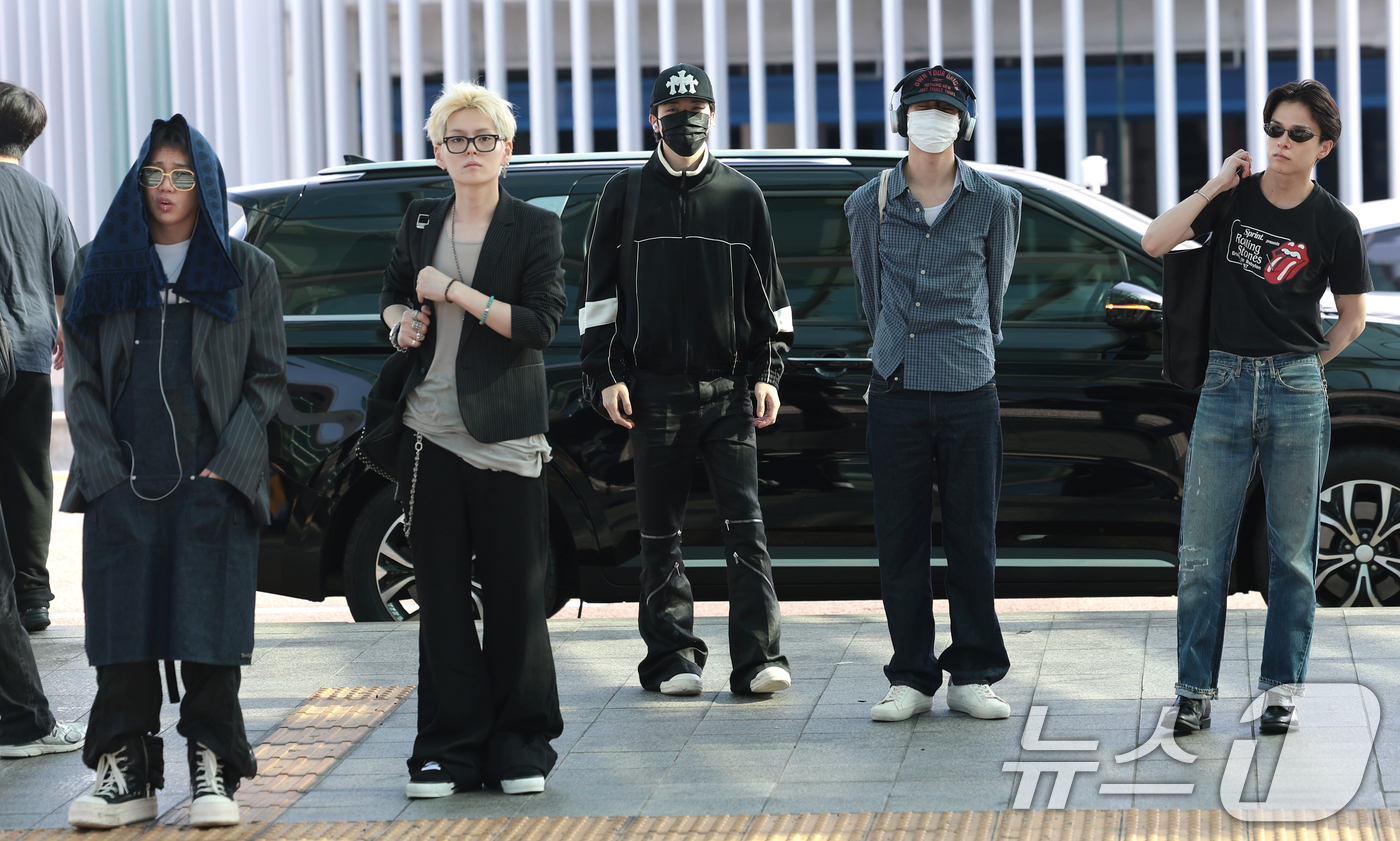 (인천공항=뉴스1) 권현진 기자 = 그룹 트레저(TREASURE)가 31일 해외 일정을 위해 인천국제공항을 통해 출국하고 있다. 2026.7.31/뉴스1