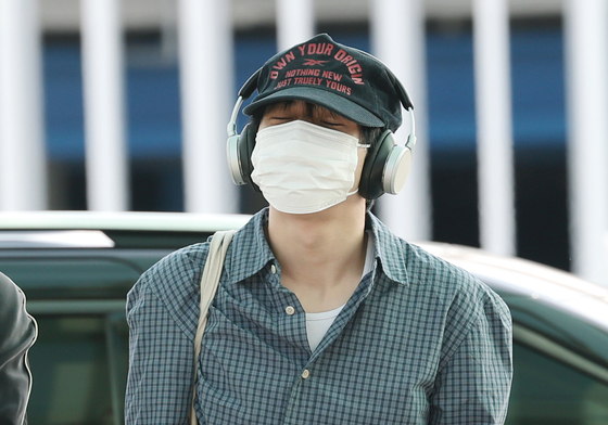트레저 윤재혁, 비몽사몽 출국