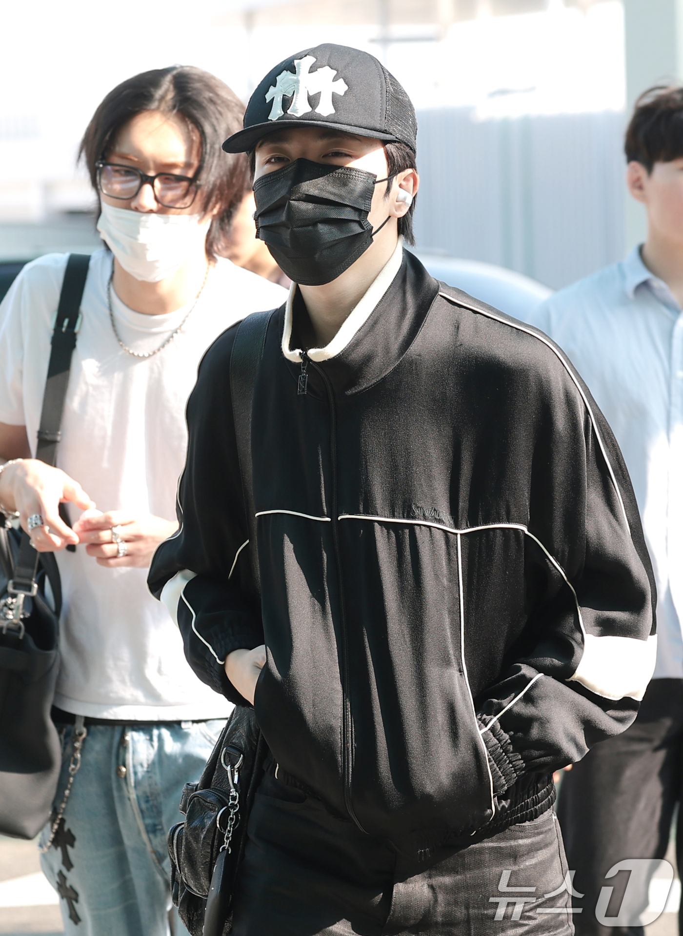 (인천공항=뉴스1) 권현진 기자 = 그룹 트레저(TREASURE) 소정환이 31일 해외 일정을 위해 인천국제공항을 통해 출국하고 있다. 2026.7.31/뉴스1