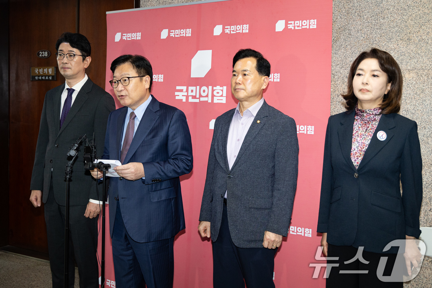 (서울=뉴스1) 유승관 기자 = 정점식 국민의힘 원내대표가 31일 서울 여의도 국회에서 현안 관련 브리핑을 하고 있다.왼쪽부터 주진우 의원, 정 원내대표, 김승수 원내운영수석부대표 …