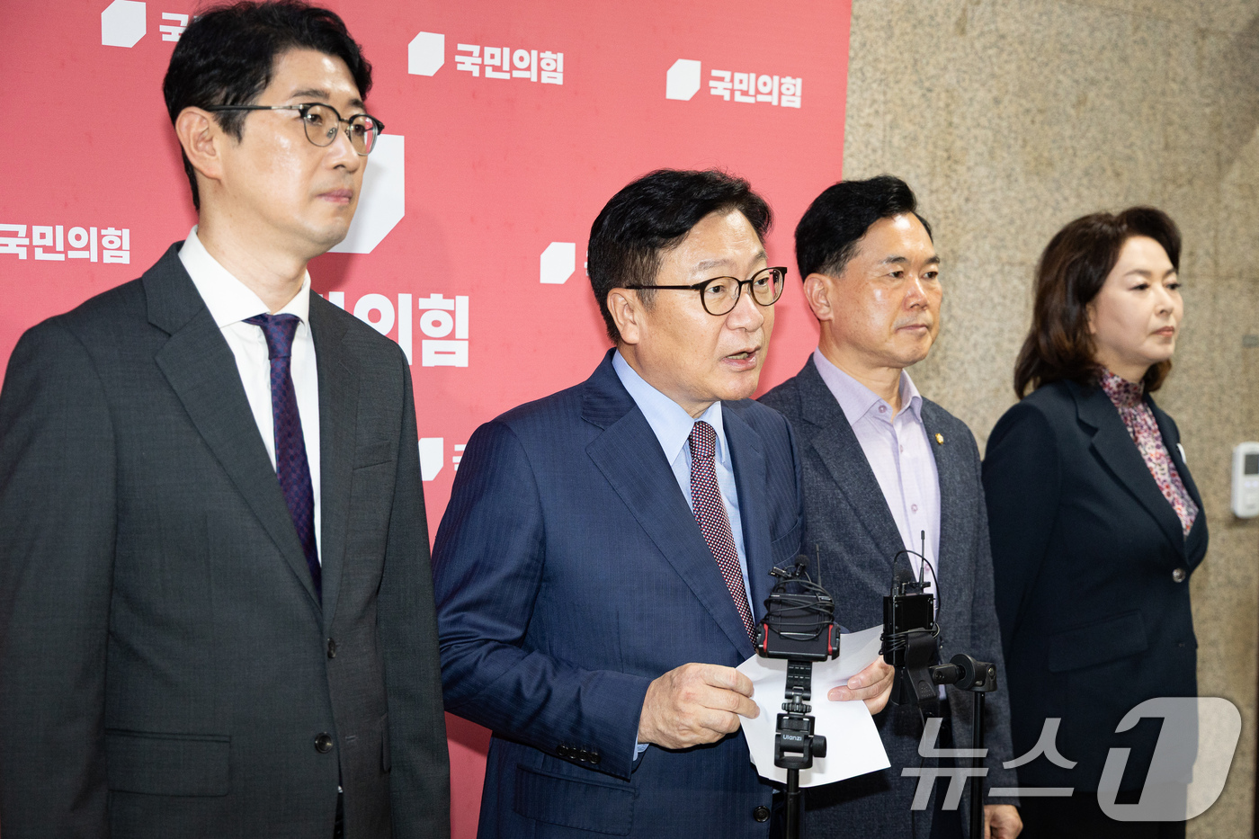 (서울=뉴스1) 유승관 기자 = 정점식 국민의힘 원내대표가 31일 서울 여의도 국회에서 현안 관련 브리핑을 하고 있다.왼쪽부터 주진우 의원, 정 원내대표, 김승수 원내운영수석부대표 …