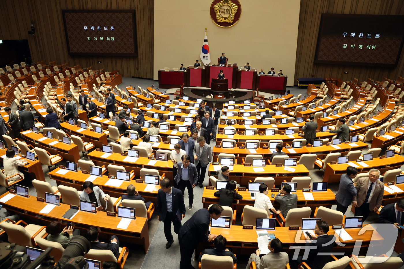 (서울=뉴스1) 황기선 기자 = 더불어민주당 등 범여권 의원들이 31일 오후 서울 여의도 국회에서 열린 제437회국회(임시회) 제3차본회의에서 김미애 국민의힘 의원의 국회법 일부개 …