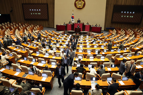 與, 필리버스터 시작 동시에 퇴장