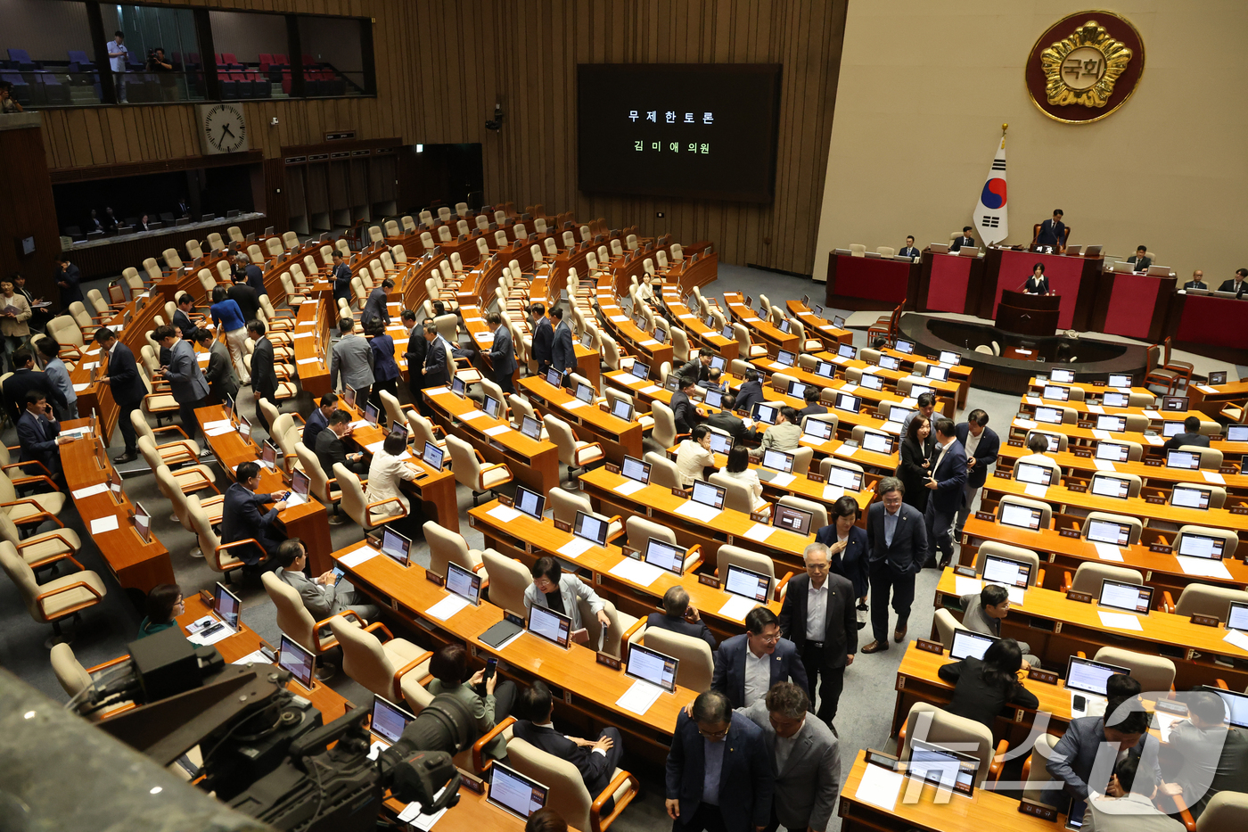 (서울=뉴스1) 황기선 기자 = 더불어민주당 등 범여권 의원들이 31일 오후 서울 여의도 국회에서 열린 제437회국회(임시회) 제3차본회의에서 김미애 국민의힘 의원의 국회법 일부개 …