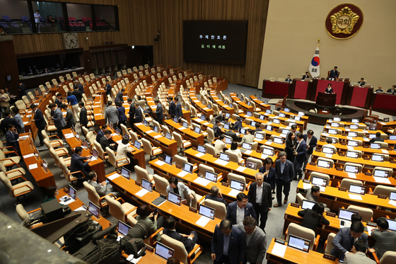 與, 무제한 토론 시작되자 퇴장