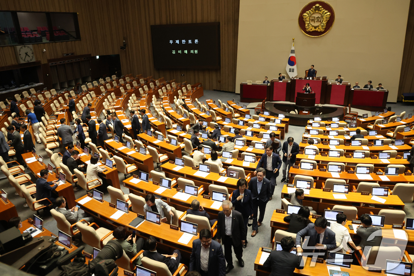 (서울=뉴스1) 황기선 기자 = 더불어민주당 등 범여권 의원들이 31일 오후 서울 여의도 국회에서 열린 제437회국회(임시회) 제3차본회의에서 김미애 국민의힘 의원의 국회법 일부개 …