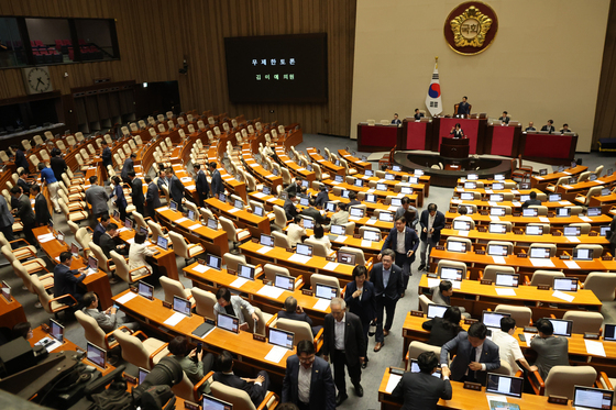 與, 무제한 토론 시작되자 퇴장