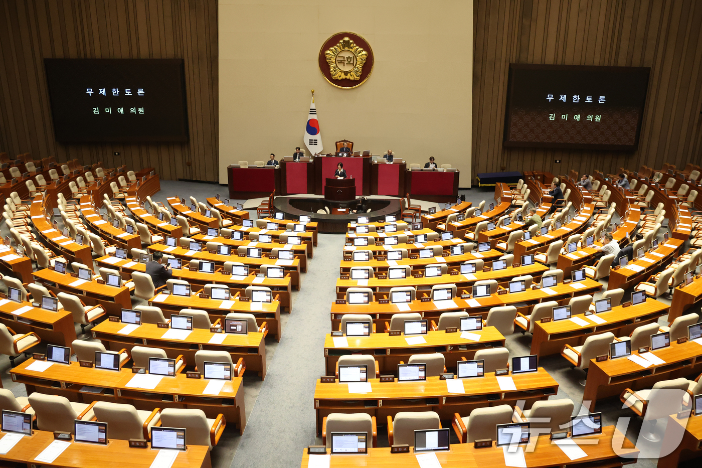 (서울=뉴스1) 황기선 기자 = 김미애 국민의힘 의원이 31일 오후 서울 여의도 국회에서 열린 제437회국회(임시회) 제3차본회의에서 국회법 일부개정법률안에 대한 무제한 토론(필리 …