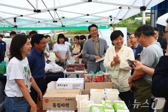 본문 이미지 - 송미령 농림축산식품부 장관이 지난 5월 28일 전북 순창군 풍산면의 팝업·이동장터(주민자치협동조합 운영)에서 농어촌 기본소득 현장 점검을 하고 있다. (농림축산식품부 제공. 재판매 및 DB금지) 2026.5.28 /뉴스1