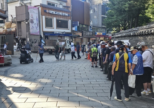 '살인 폭염' 탑골 노인들 생존법…무료급식 먹고 맥날·전철로 뿔뿔이