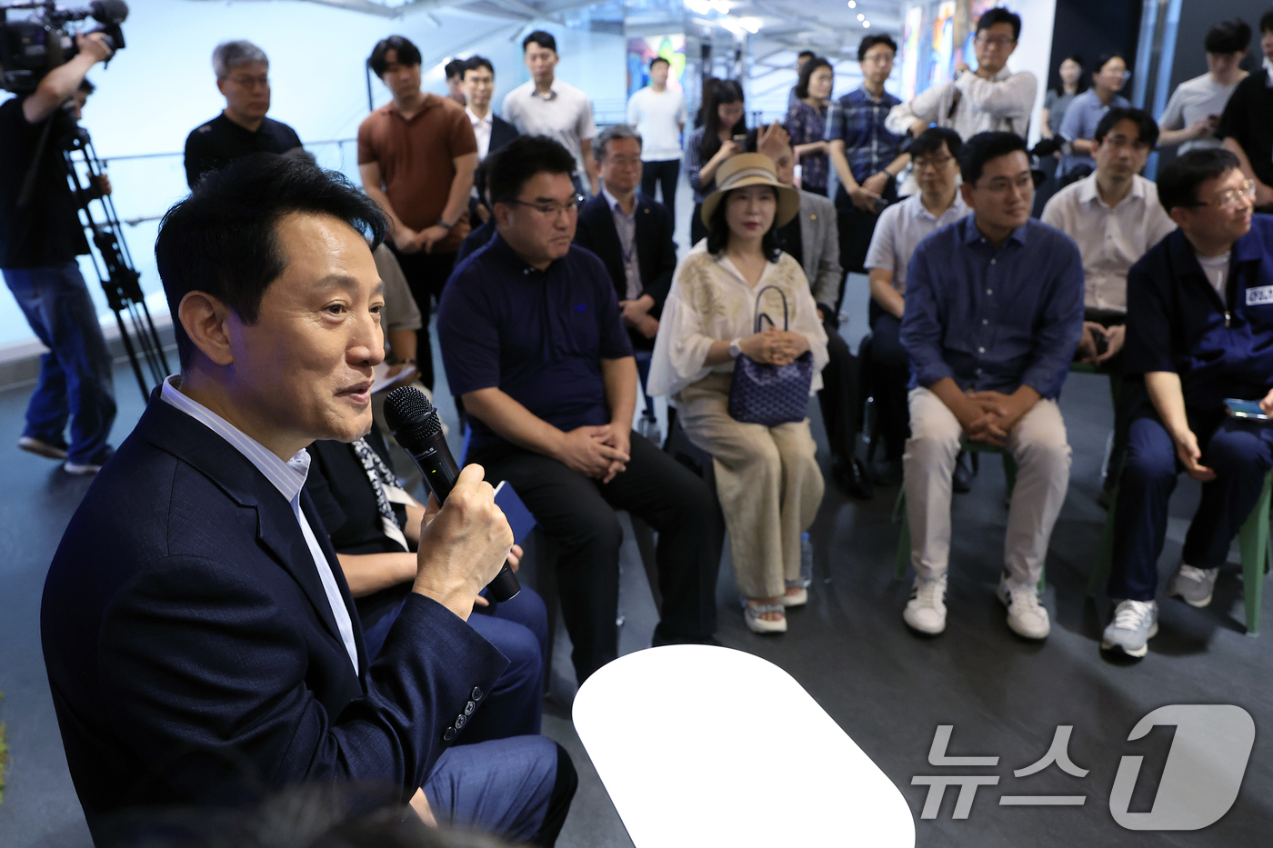 (서울=뉴스1) 박정호 기자 = 오세훈 서울시장이 31일 오후 서울시 광진구 자양동 뚝섬한강공원 내 복합문화공간 한강플플에서 지역 상인회 관계자들과 뚝섬한강공원 인근 전통시장-(골 …