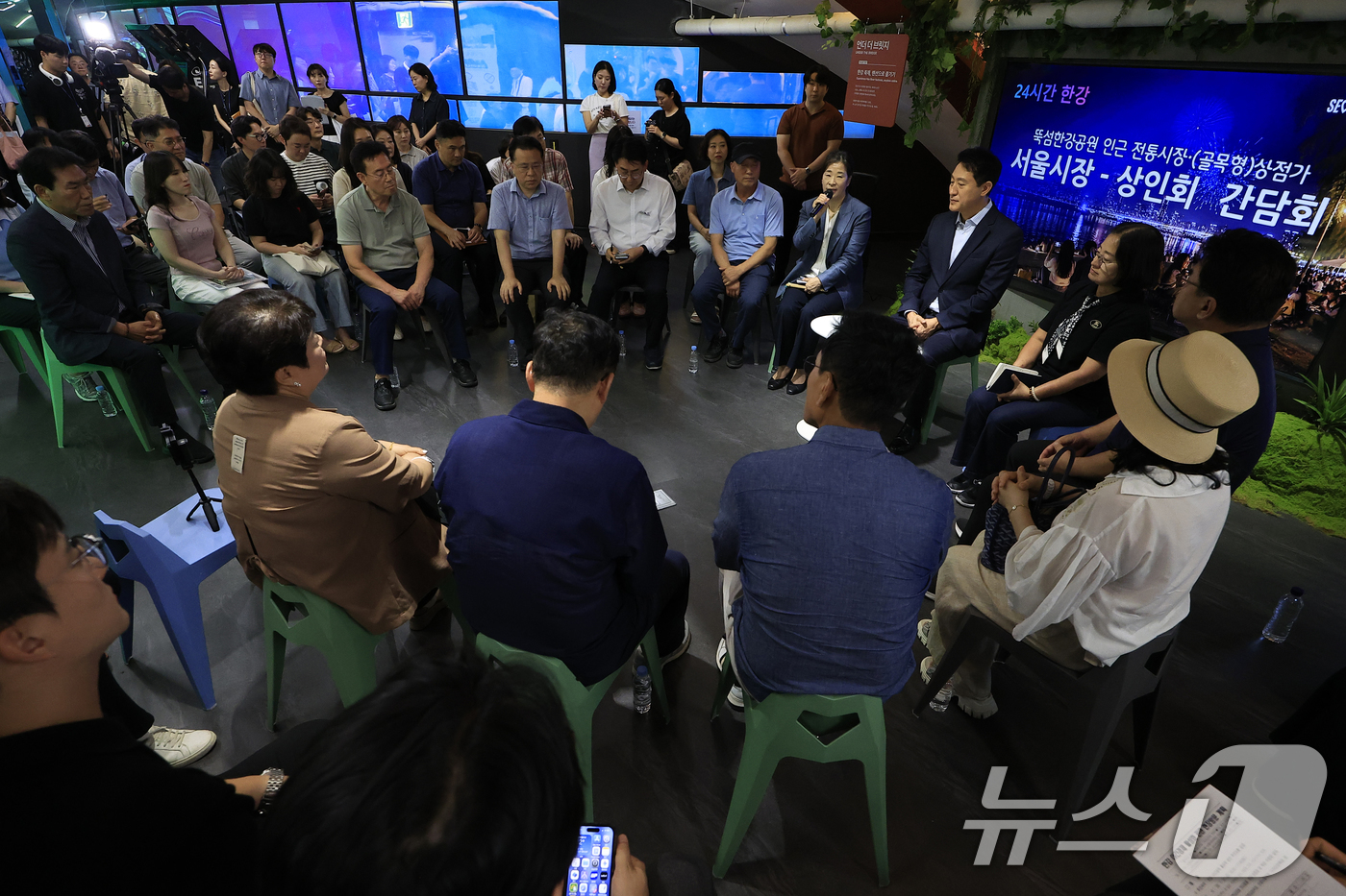 (서울=뉴스1) 박정호 기자 = 오세훈 서울시장이 31일 오후 서울시 광진구 자양동 뚝섬한강공원 내 복합문화공간 한강플플에서 지역 상인회 관계자들과 뚝섬한강공원 인근 전통시장-(골 …