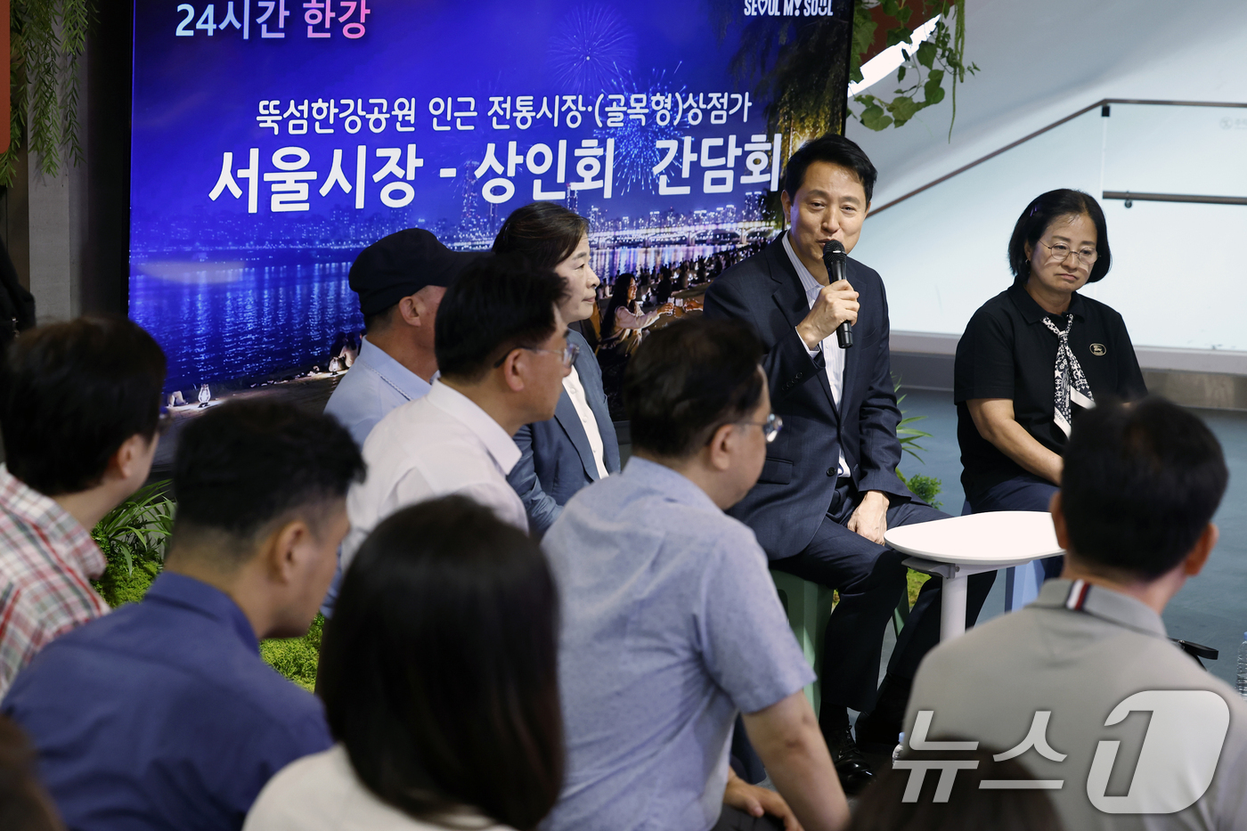 (서울=뉴스1) 박정호 기자 = 오세훈 서울시장이 31일 오후 서울시 광진구 자양동 뚝섬한강공원 내 복합문화공간 한강플플에서 지역 상인회 관계자들과 뚝섬한강공원 인근 전통시장-(골 …