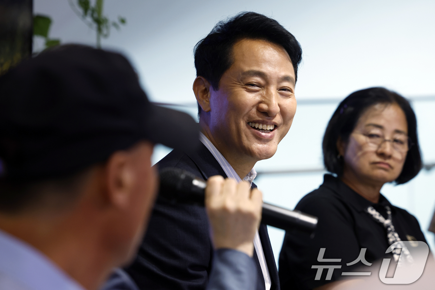 (서울=뉴스1) 박정호 기자 = 오세훈 서울시장이 31일 오후 서울시 광진구 자양동 뚝섬한강공원 내 복합문화공간 한강플플에서 지역 상인회 관계자들과 뚝섬한강공원 인근 전통시장-(골 …