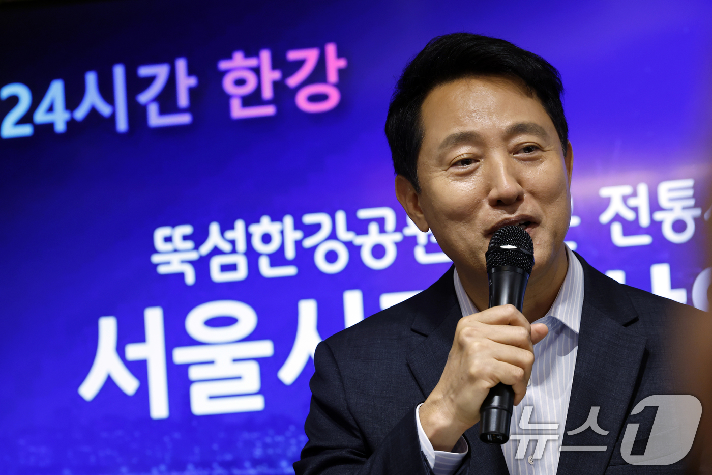 (서울=뉴스1) 박정호 기자 = 오세훈 서울시장이 31일 오후 서울시 광진구 자양동 뚝섬한강공원 내 복합문화공간 한강플플에서 지역 상인회 관계자들과 뚝섬한강공원 인근 전통시장-(골 …