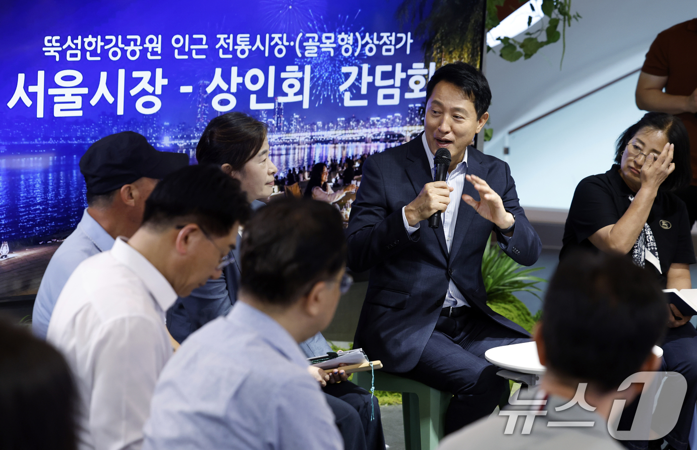 (서울=뉴스1) 박정호 기자 = 오세훈 서울시장이 31일 오후 서울시 광진구 자양동 뚝섬한강공원 내 복합문화공간 한강플플에서 지역 상인회 관계자들과 뚝섬한강공원 인근 전통시장-(골 …