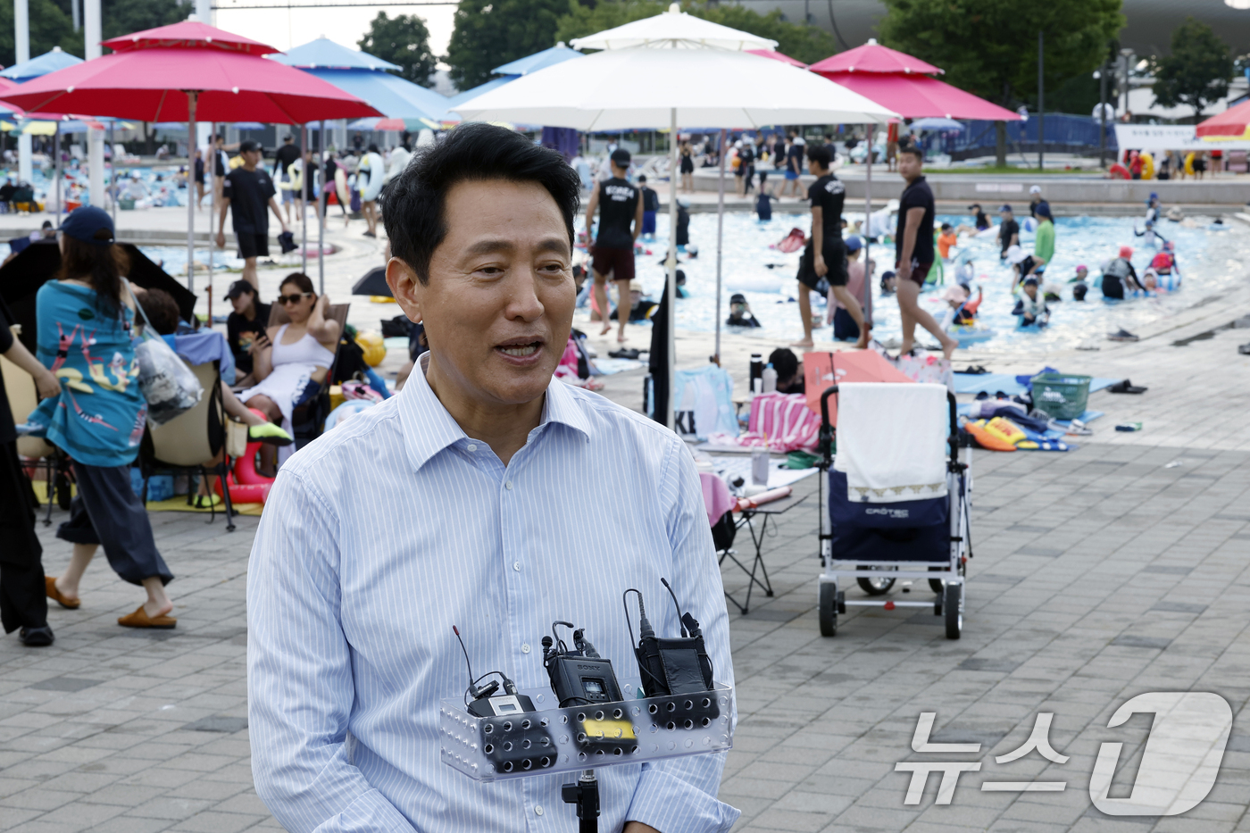 (서울=뉴스1) 박정호 기자 = 오세훈 서울시장이 31일 오후 서울시 광진구 자양동 뚝섬한강공원 뚝섬 밤핑장 및 수영장 시설 점검 등을 마친 뒤 인터뷰를 하고 있다.  2026.7 …