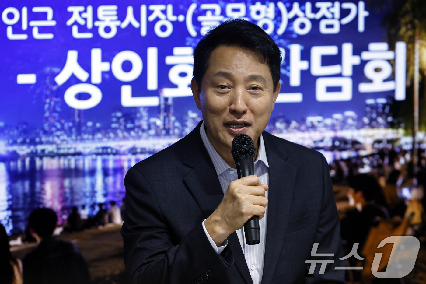 (서울=뉴스1) 박정호 기자 = 오세훈 서울시장이 31일 오후 서울시 광진구 자양동 뚝섬한강공원 내 복합문화공간 한강플플에서 지역 상인회 관계자들과 뚝섬한강공원 인근 전통시장-(골 …