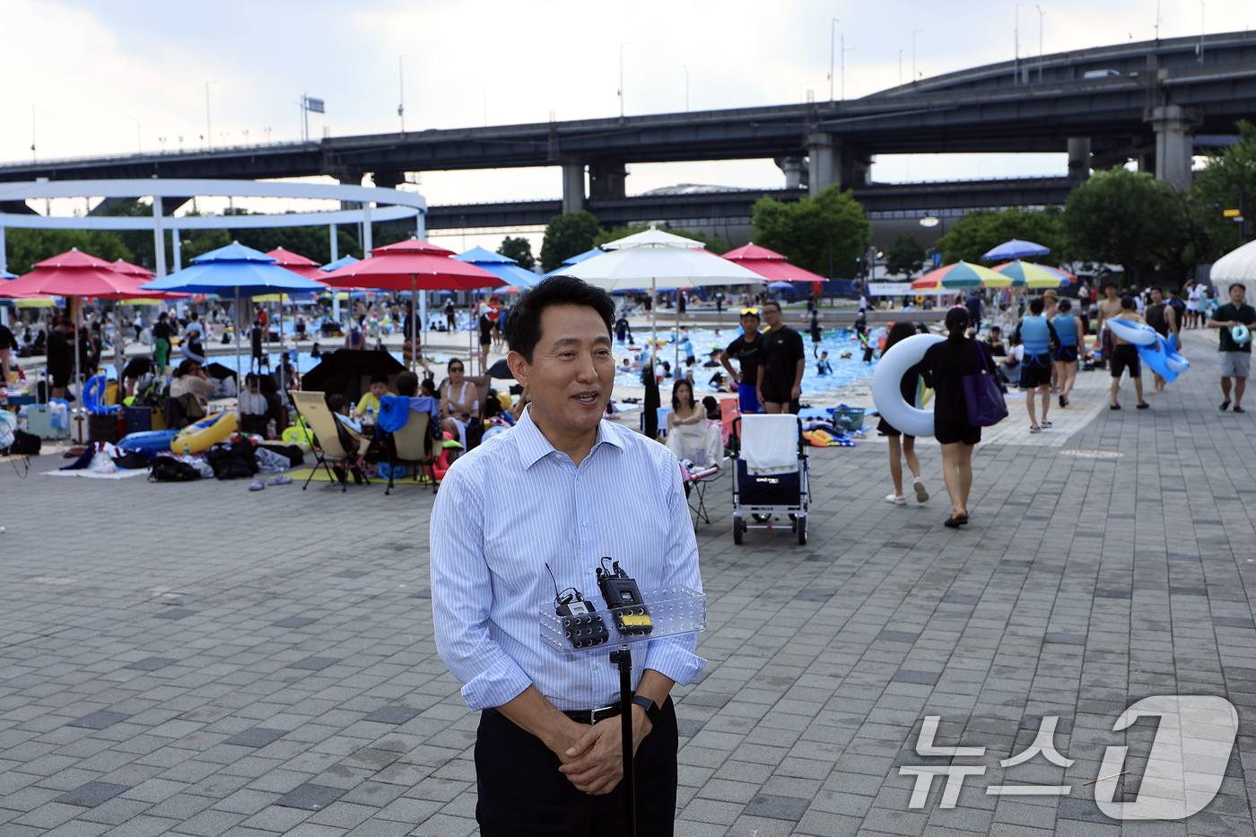 (서울=뉴스1) 박정호 기자 = 오세훈 서울시장이 31일 오후 서울시 광진구 자양동 뚝섬한강공원 뚝섬 밤핑장 및 수영장 시설 점검 등을 마친 뒤 인터뷰를 하고 있다.  2026.7 …