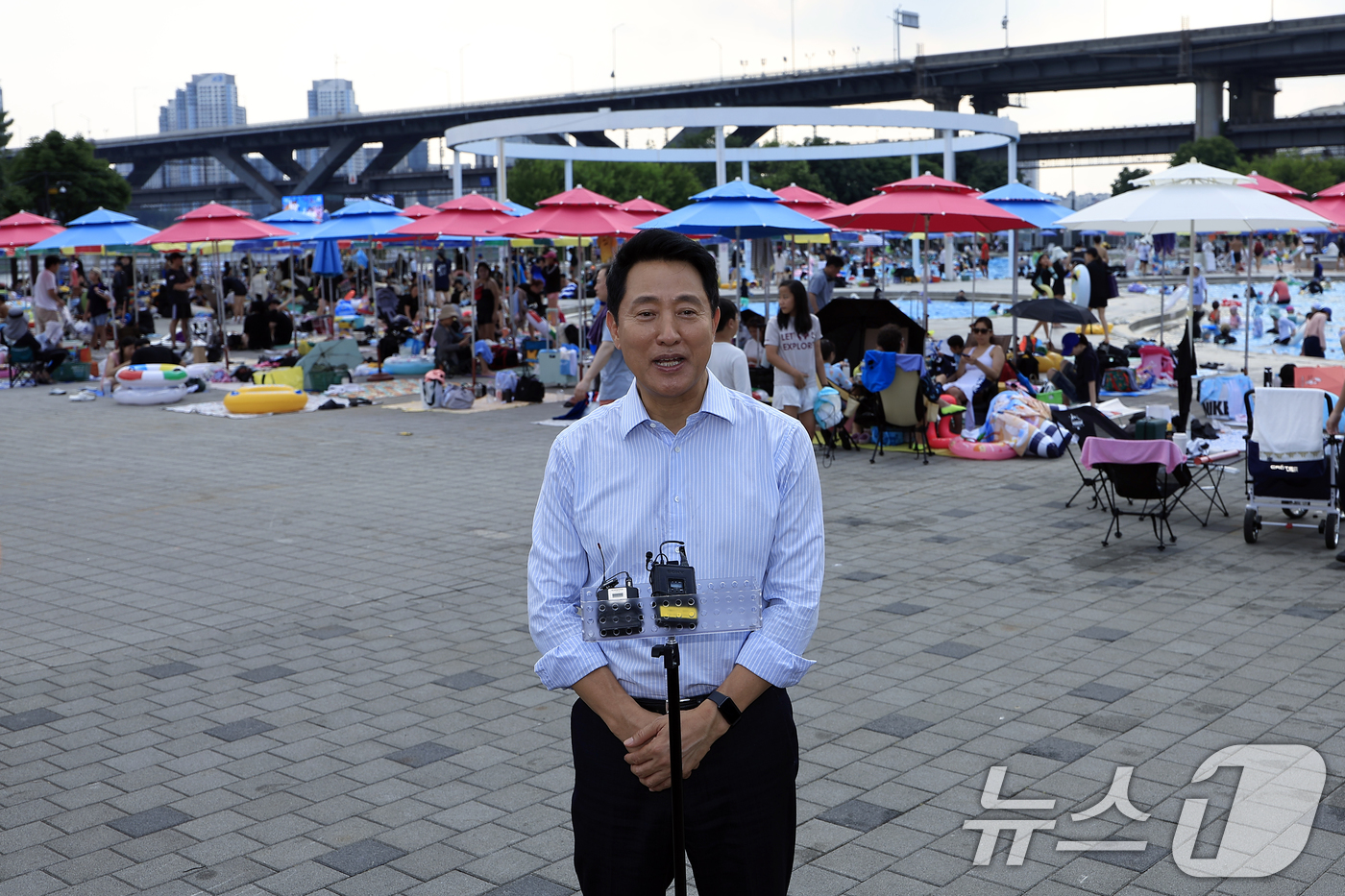 (서울=뉴스1) 박정호 기자 = 오세훈 서울시장이 31일 오후 서울시 광진구 자양동 뚝섬한강공원 뚝섬 밤핑장 및 수영장 시설 점검 등을 마친 뒤 인터뷰를 하고 있다.  2026.7 …
