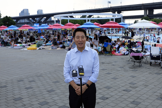 한강 수영장 수질 점검 후 인터뷰 갖는 오세훈 시장