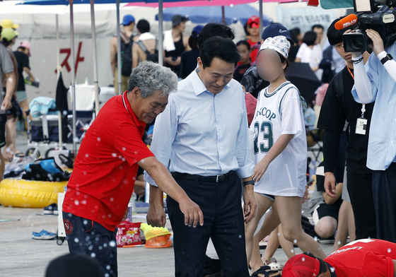 한강공원 수영장 수질 검사 지켜보는 오세훈 시장