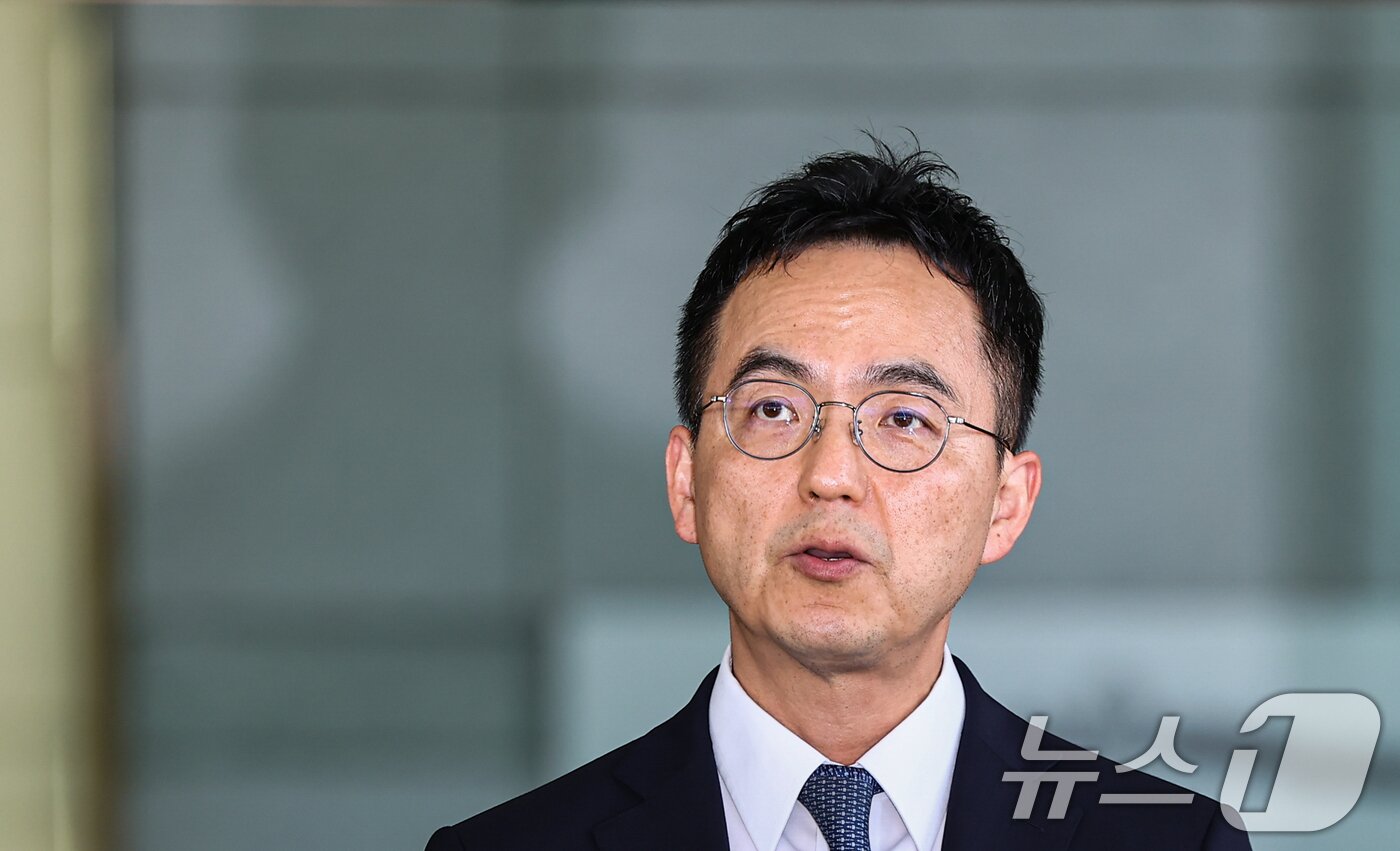 본문 이미지 - 구자현 검찰총장 직무대행이 31일 서울 서초구 대검찰청을 나서며 검찰 보완수사권 전면 폐지를 골자로 한 형사소송법 개정안의 국회 본회의 통과에 대해 입장을 밝히고 있다. 2026.7.31 ⓒ 뉴스1 김도우 기자