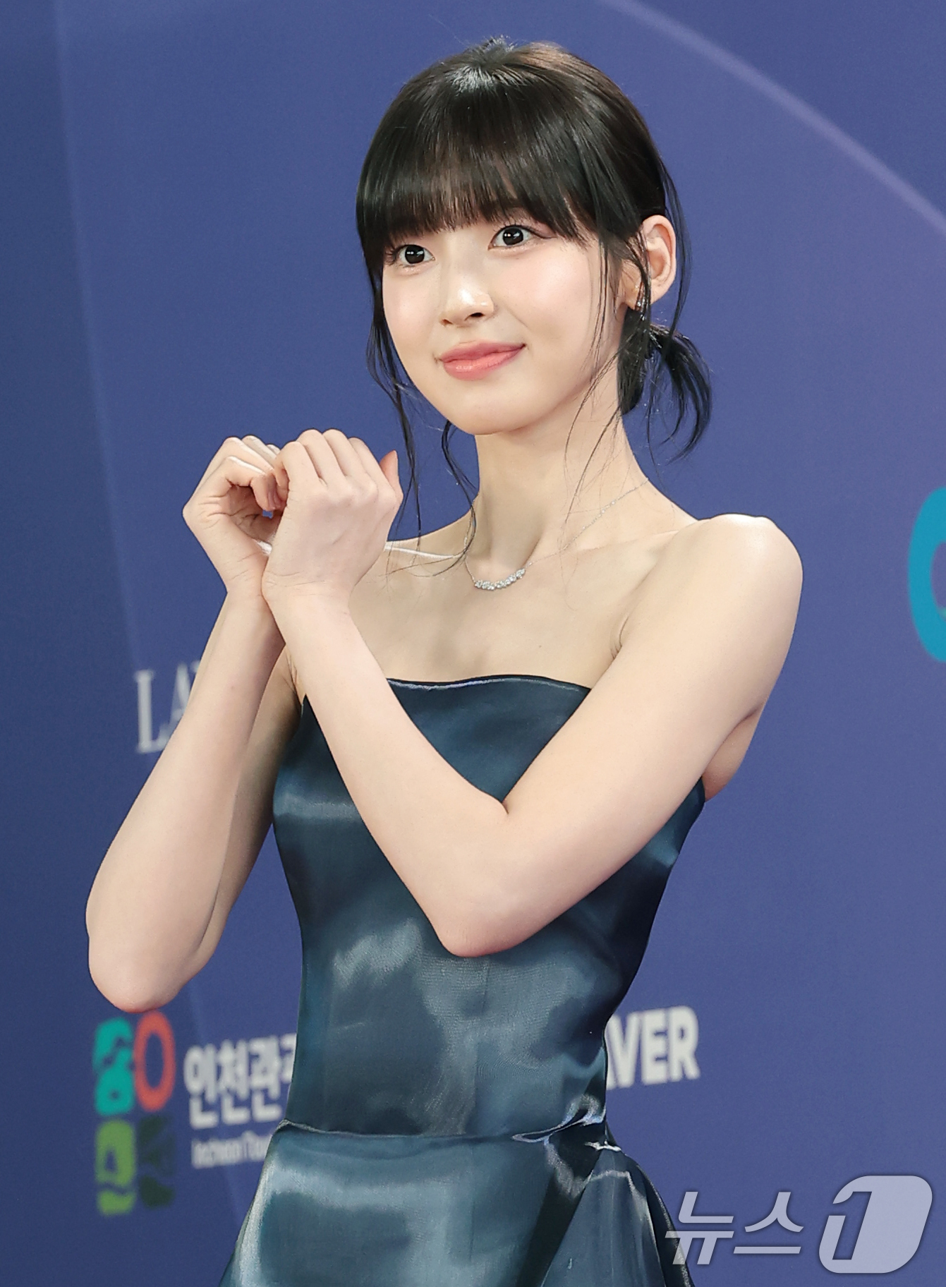 (인천=뉴스1) 권현진 기자 = 오마이걸 아린이 31일 인천 중구 파라다이스시티에서 열린 ‘제4회 청룡시리즈어워즈’에 레드카펫 행사에 참석해 포즈를 취하고 있다. 2026.7.31 …