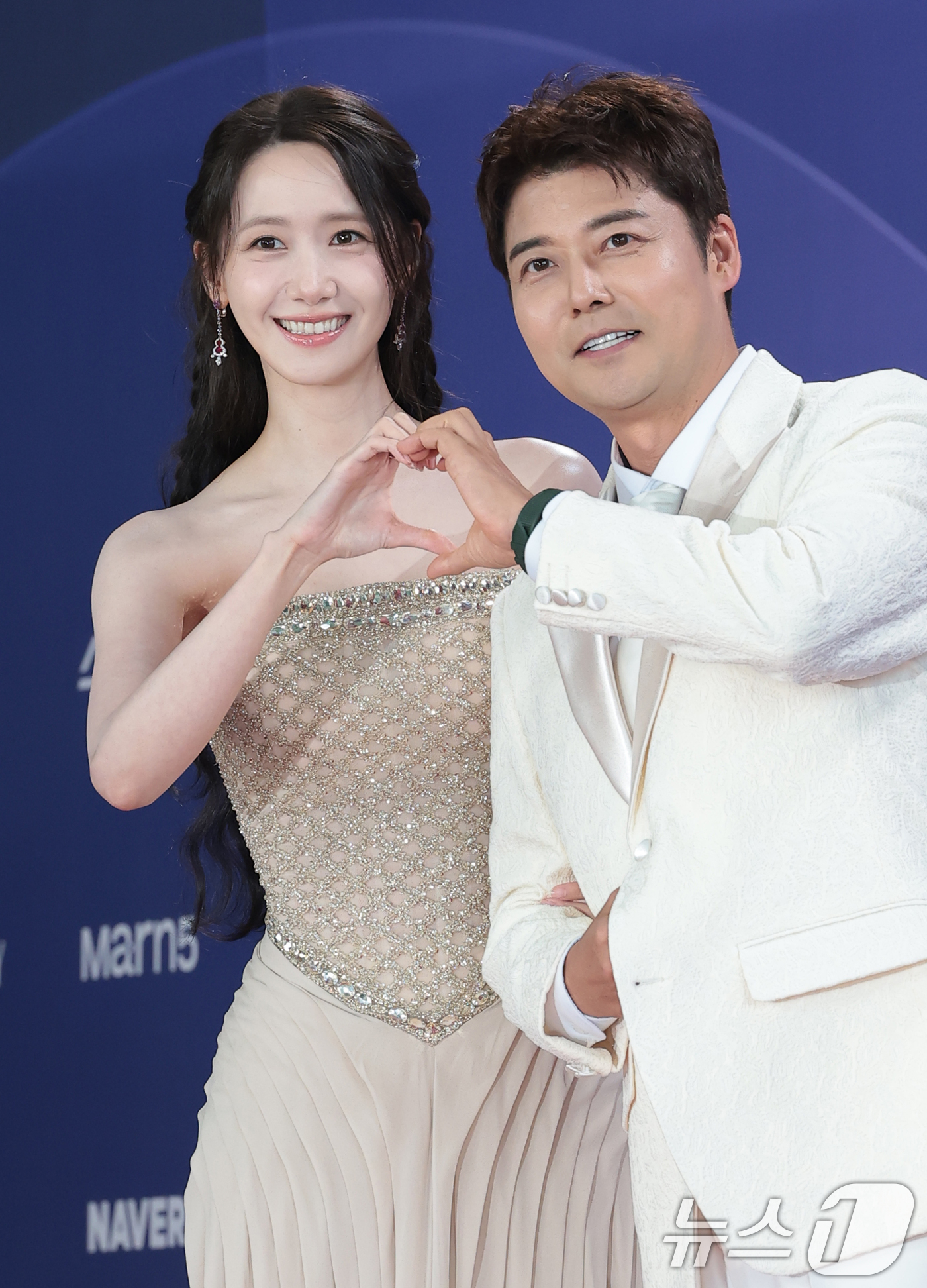 (인천=뉴스1) 권현진 기자 = MC 전현무와 임윤아가 31일 인천 중구 파라다이스시티에서 열린 ‘제4회 청룡시리즈어워즈’에 레드카펫 행사에 참석하고 있다. 2026.7.31/뉴스 …