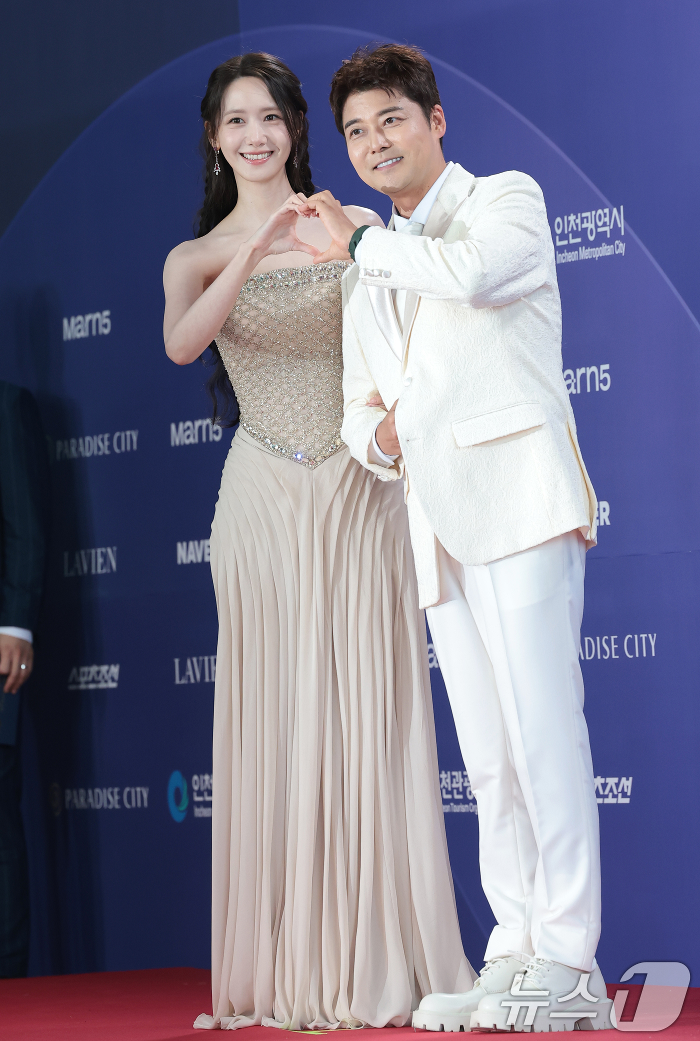 (인천=뉴스1) 권현진 기자 = MC 전현무와 임윤아가 31일 인천 중구 파라다이스시티에서 열린 ‘제4회 청룡시리즈어워즈’에 레드카펫 행사에 참석하고 있다. 2026.7.31/뉴스 …