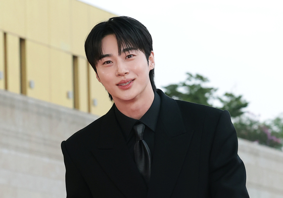 변우석, 달콤한 문짝남친