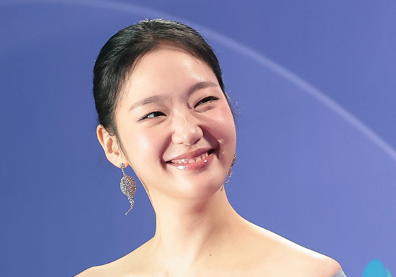 김고은, 눈물의 대상…"많이 찾아주시고 기회주세요" [청룡시리즈어워즈](종합)