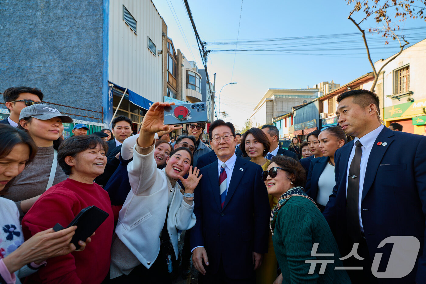(산티아고(칠레)=뉴스1) 허경 기자 = 이재명 대통령이 30일(현지시간) 칠레 산티아고 서울의 거리를 방문해 시민들과 기념촬영을 하고 있다. (공동취재) 2026.7.31/뉴스1 …