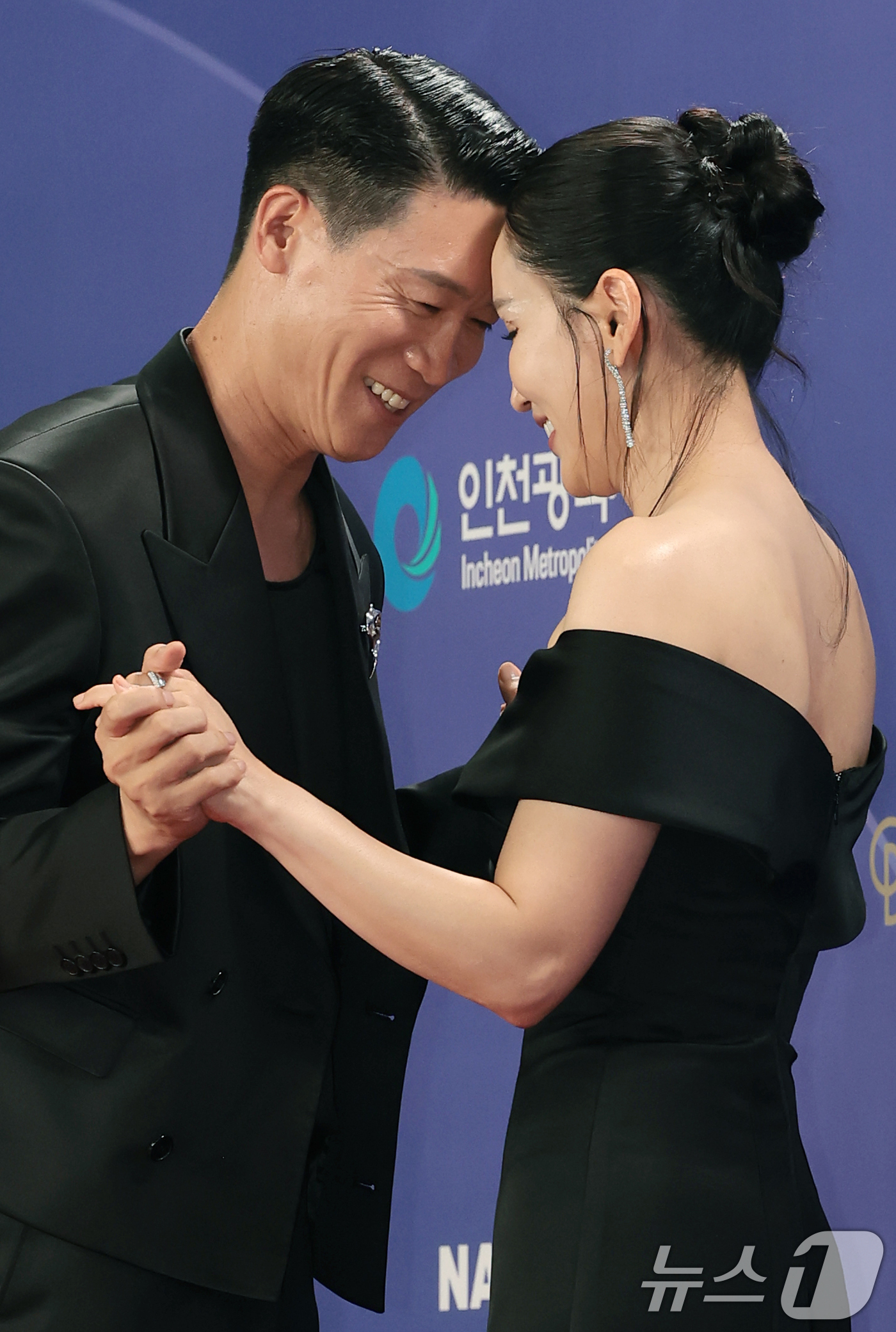 (인천=뉴스1) 권현진 기자 = 배우 진선규와 박보경(오른쪽)이 31일 인천 중구 파라다이스시티에서 열린 ‘제4회 청룡시리즈어워즈’에 레드카펫 행사에 참석해 앙드레김 포즈를 취하고 …