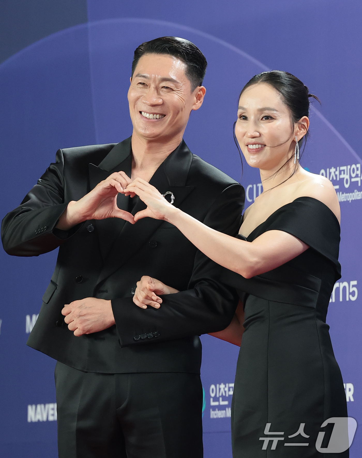 (인천=뉴스1) 권현진 기자 = 배우 진선규와 박보경(오른쪽)이 31일 인천 중구 파라다이스시티에서 열린 ‘제4회 청룡시리즈어워즈’에 레드카펫 행사에 참석해 앙드레김 포즈를 취하고 …
