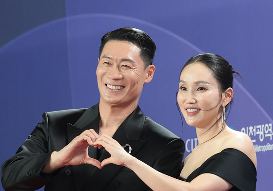 진선규·박보경, 커플룩 입고 하트