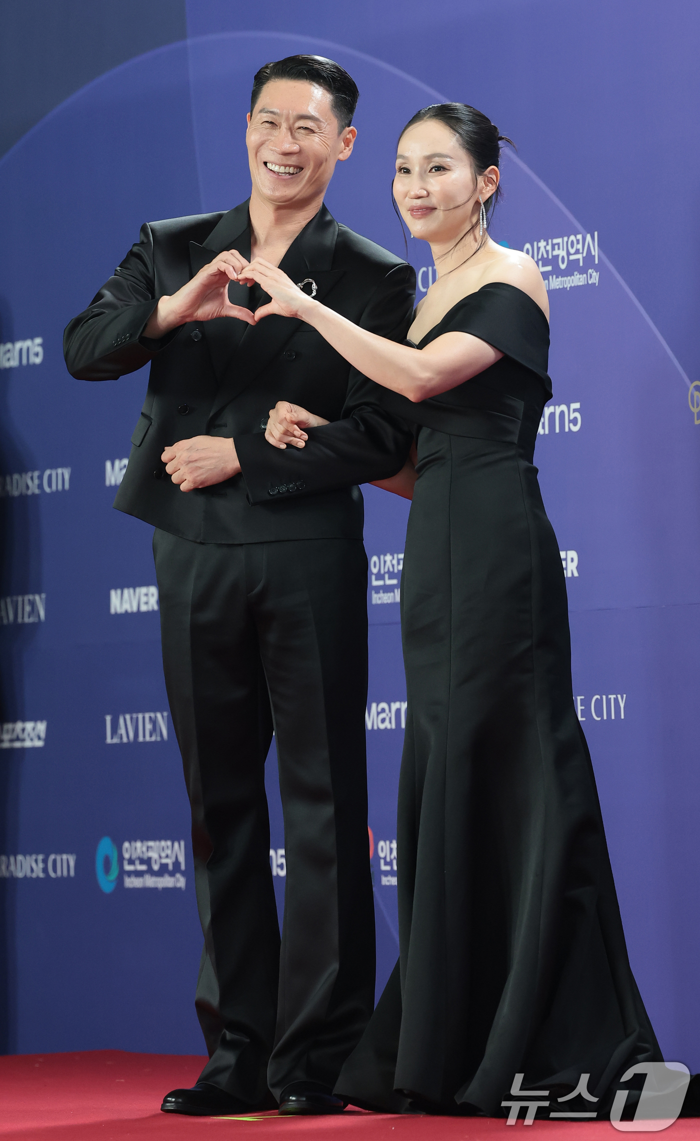 (인천=뉴스1) 권현진 기자 = 배우 진선규와 박보경(오른쪽)이 31일 인천 중구 파라다이스시티에서 열린 ‘제4회 청룡시리즈어워즈’에 레드카펫 행사에 참석해 앙드레김 포즈를 취하고 …