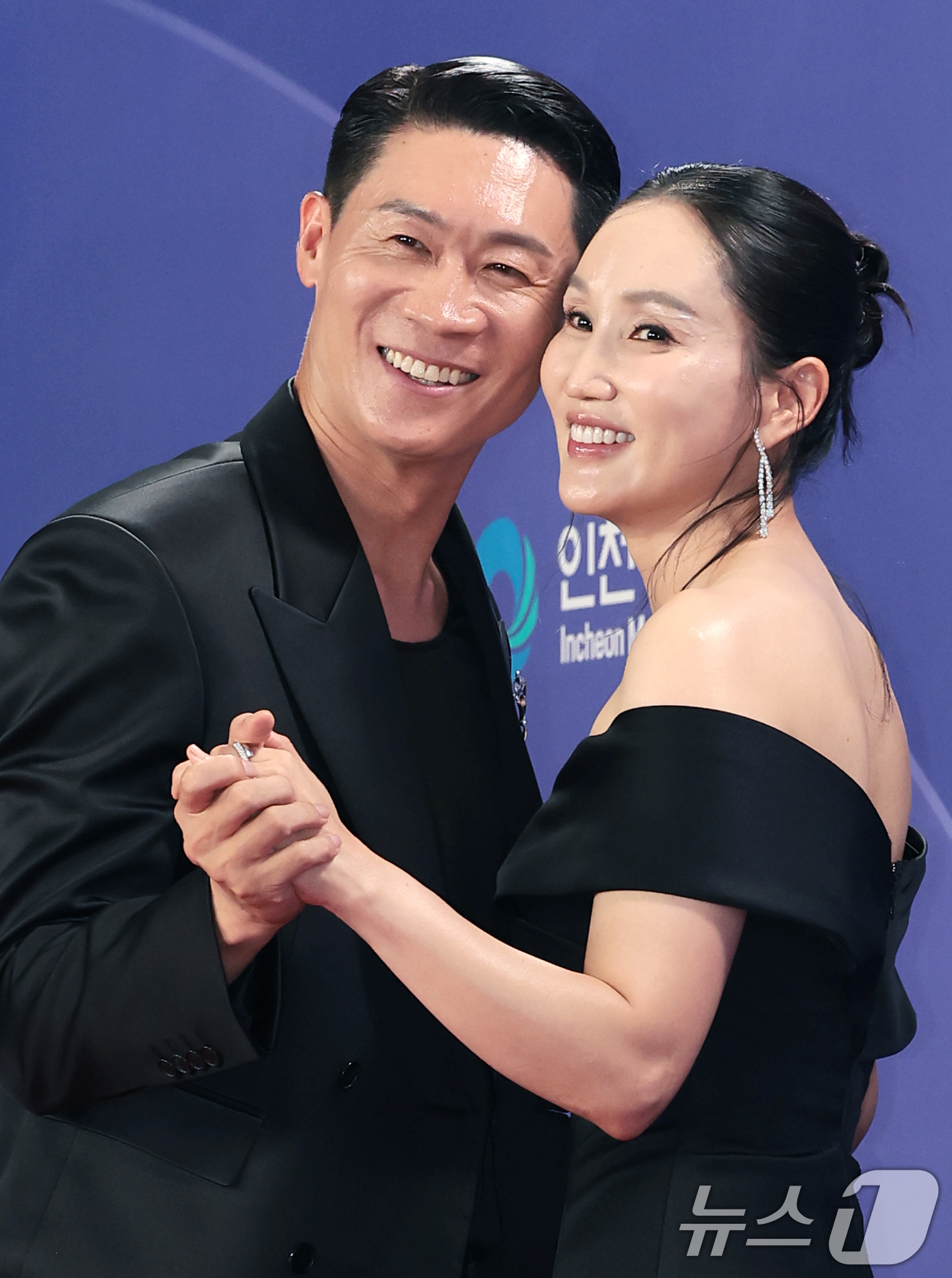 (인천=뉴스1) 권현진 기자 = 배우 진선규와 박보경(오른쪽)이 31일 인천 중구 파라다이스시티에서 열린 ‘제4회 청룡시리즈어워즈’에 레드카펫 행사에 참석해 앙드레김 포즈를 취하고 …
