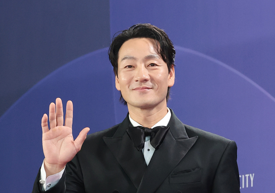 박해수, 빛나는 손 인사