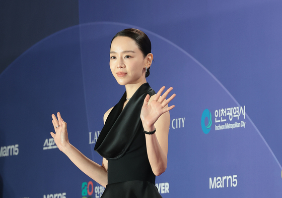 신혜선, 우아한 손 인사
