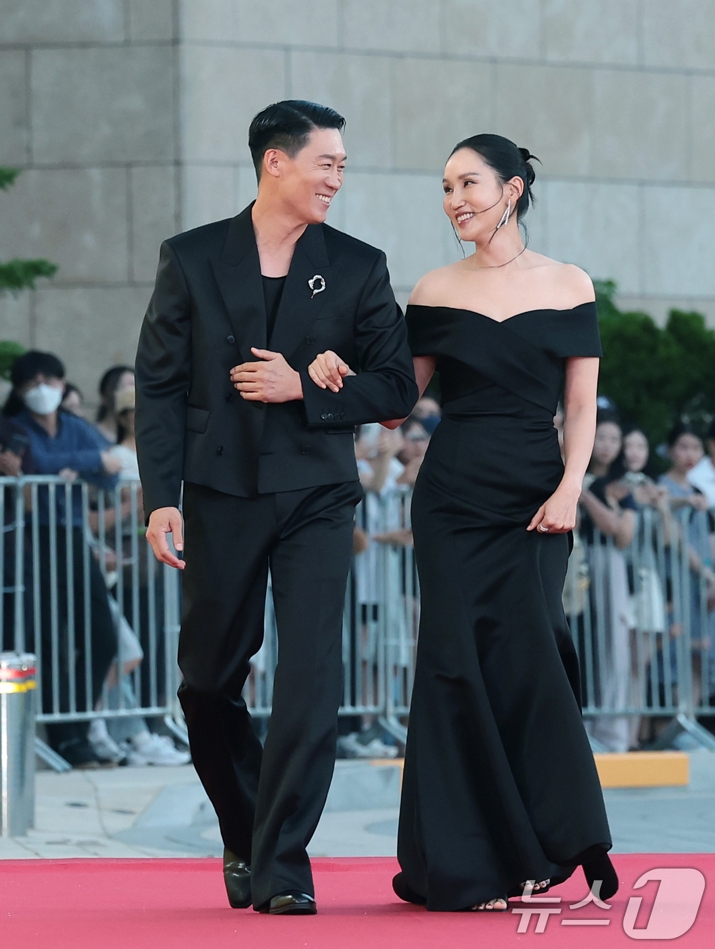 (인천=뉴스1) 권현진 기자 = 배우 진선규와 박보경(오른쪽)이 31일 인천 중구 파라다이스시티에서 열린 ‘제4회 청룡시리즈어워즈’에 레드카펫 행사에 참석하고 있다. 2026.7. …