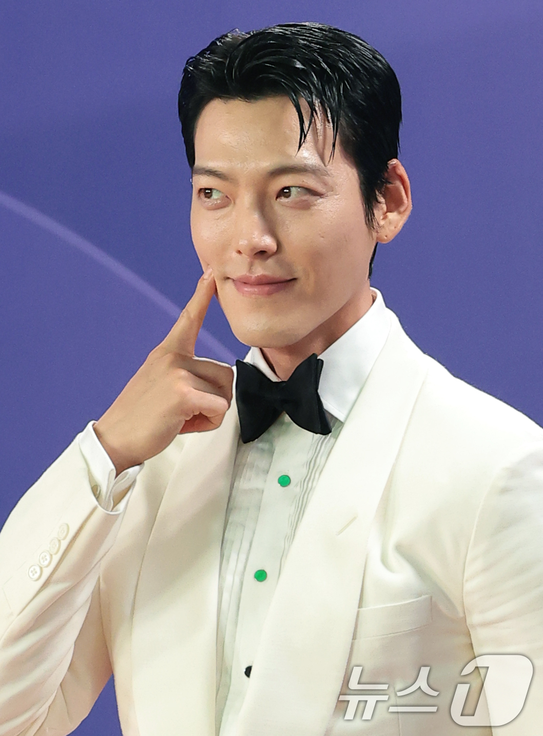(인천=뉴스1) 권현진 기자 = 배우 김우빈이 31일 인천 중구 파라다이스시티에서 열린 ‘제5회 청룡시리즈어워즈’ 레드카펫 행사에 참석해 포즈를 취하고 있다. 2026.7.31/뉴 …