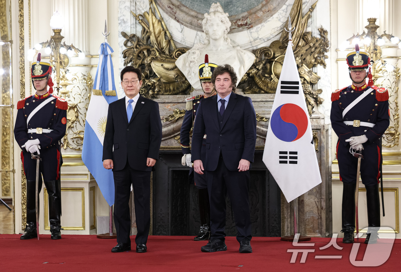 (부에노스아이레스(아르헨티나)=뉴스1) 허경 기자 = 이재명 대통령과 하비에르 밀레이 아르헨티나 대통령이 이재명 대통령이 31일(현지시간) 부에노스아이레스 대통령궁에서 기념촬영을 …