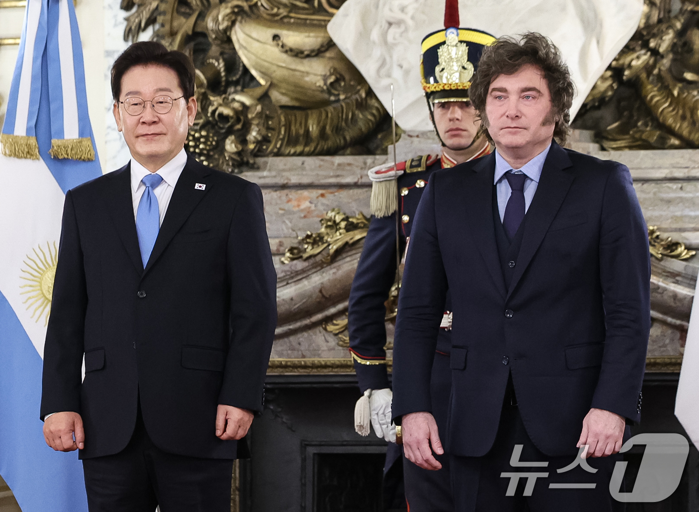 (부에노스아이레스(아르헨티나)=뉴스1) 허경 기자 = 이재명 대통령과 하비에르 밀레이 아르헨티나 대통령이 이재명 대통령이 31일(현지시간) 부에노스아이레스 대통령궁에서 기념촬영을 …