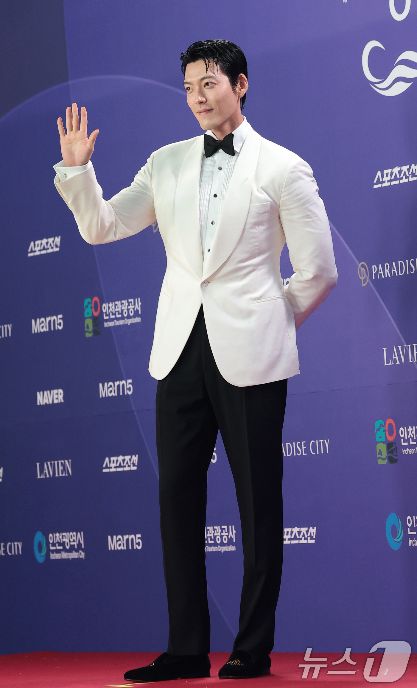 (인천=뉴스1) 권현진 기자 = 배우 김우빈이 31일 인천 중구 파라다이스시티에서 열린 ‘제4회 청룡시리즈어워즈’에 레드카펫 행사에 참석해 포즈를 취하고 있다. 2026.7.31/ …